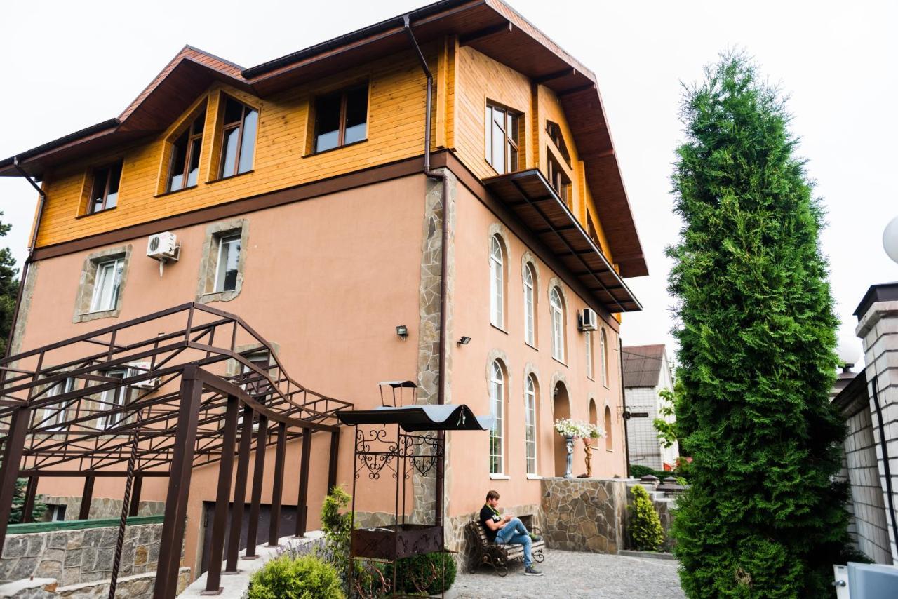 Golden Park Apartments Umanʼ المظهر الخارجي الصورة