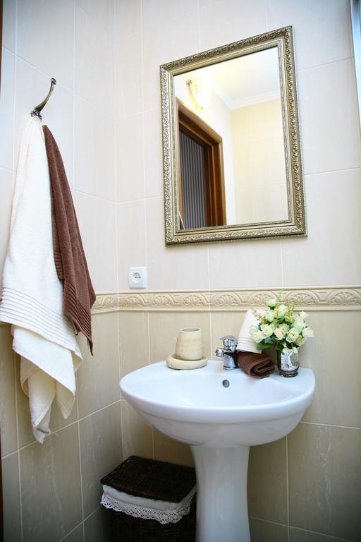Golden Park Apartments Umanʼ المظهر الخارجي الصورة