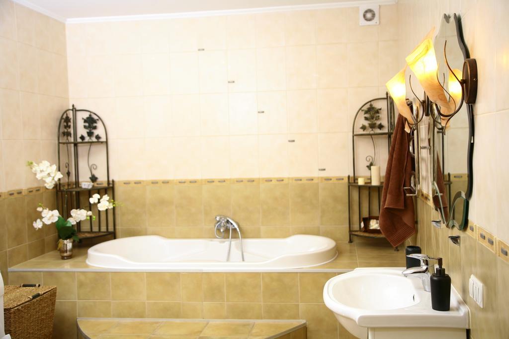 Golden Park Apartments Umanʼ المظهر الخارجي الصورة